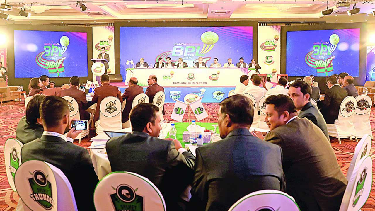 বিপিএলে দল পেতে আট ফ্র্যাঞ্চাইজির লড়াই