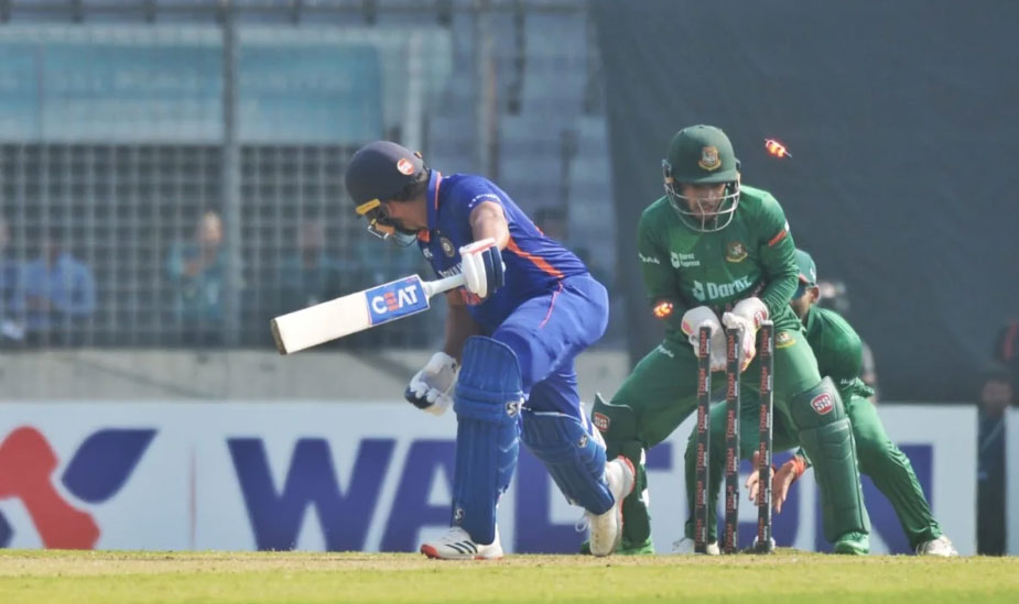 অসম্ভবকে সম্ভব করে শেষ পর্যন্ত ভারতকে হারিয়ে মাঠ ছাড়েন মিরাজ।