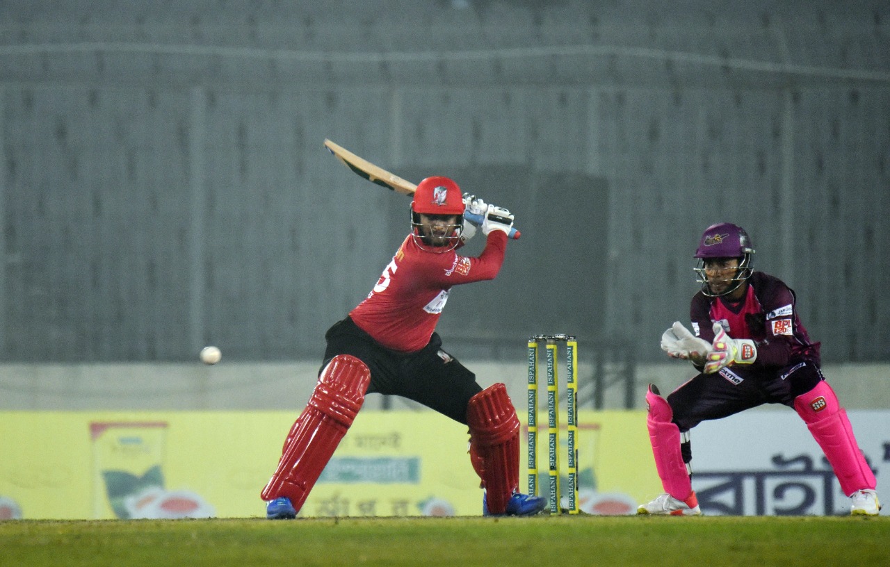 সাকিবের মারমূখী ব্যাটিংয়ের তান্ডব, নো বল না দেয়ায় আম্পায়ারকেই তেড়ে গেলেন।