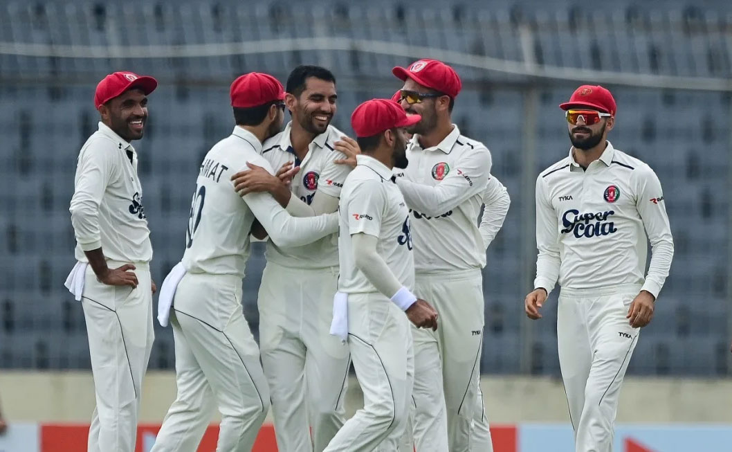 কাঠফাটা রোদে পুড়ে অস্থির আফগানিস্তান ক্রিকেট দল।