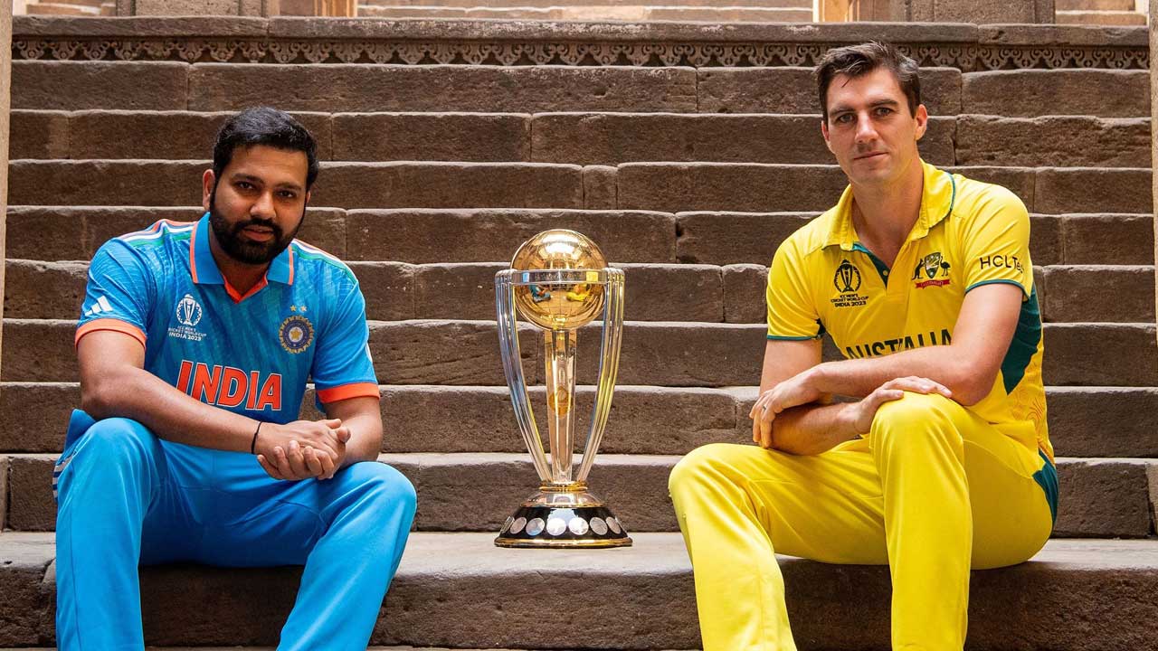 বিশ্বকাপ ফাইনালের আগে ট্রফির সাথে দুই অধিনায়কের ফটোসেশন।