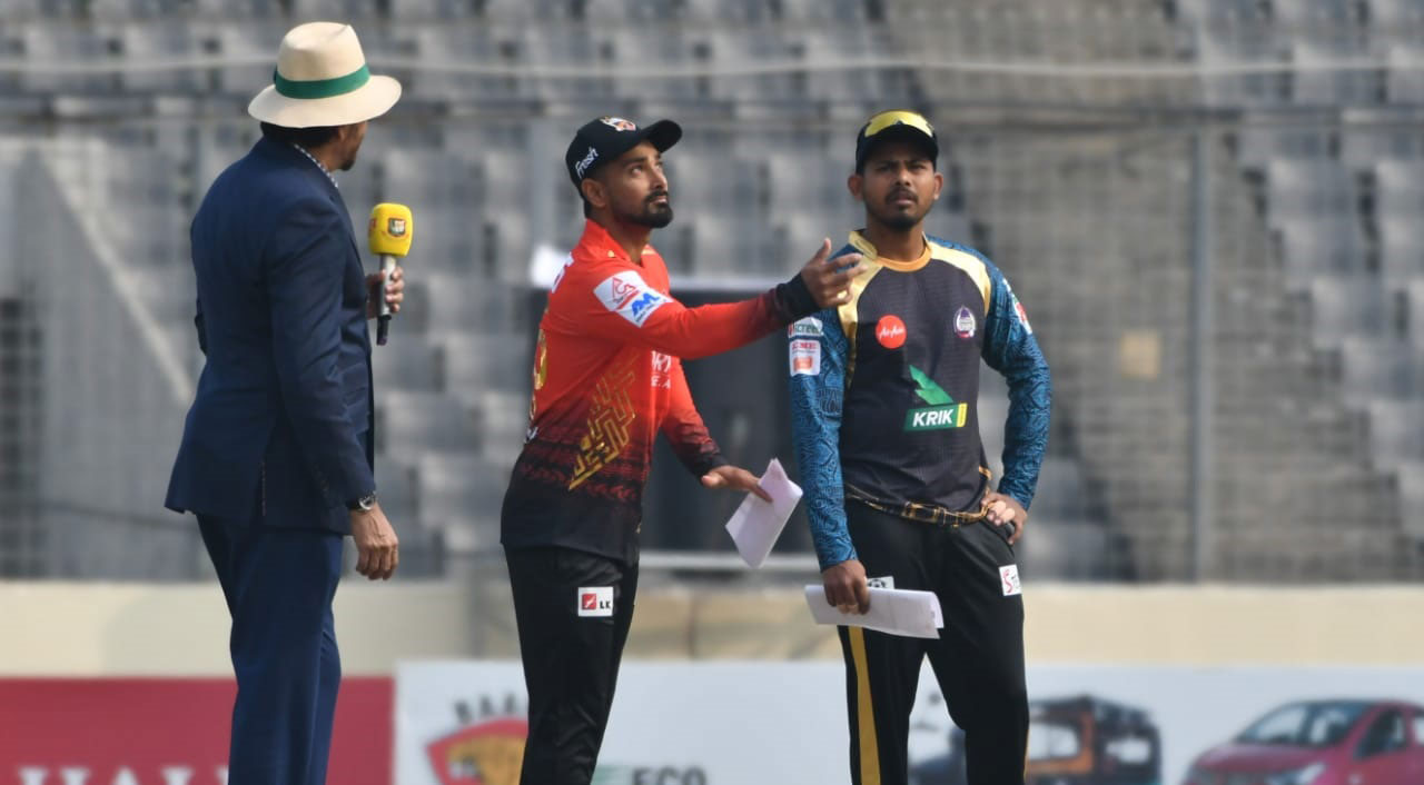 এক ঝাক বেলুন উড়িয়ে শুরু হয় এবারের বিপিএল।